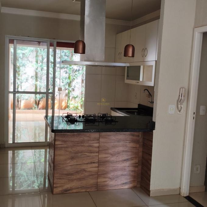 Casa à venda em condomínio fechado com 3 quartos e suíte