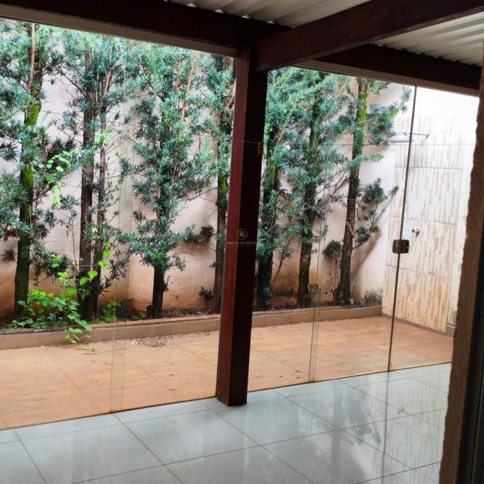 Casa à venda em condomínio fechado com 3 quartos e suíte