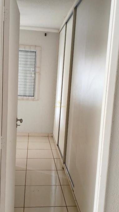 Casa à venda em condomínio fechado com 3 quartos e suíte