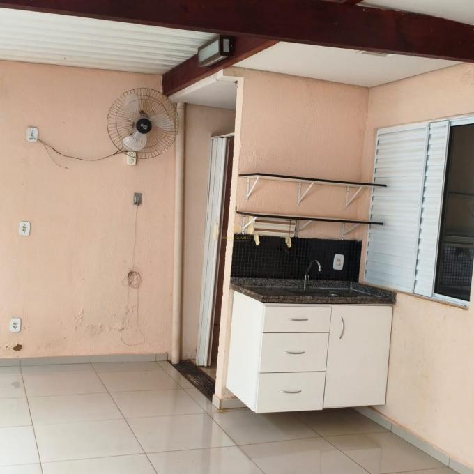 Casa à venda em condomínio fechado com 3 quartos e suíte