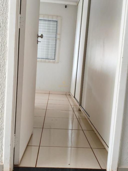 Casa à venda em condomínio fechado com 3 quartos e suíte
