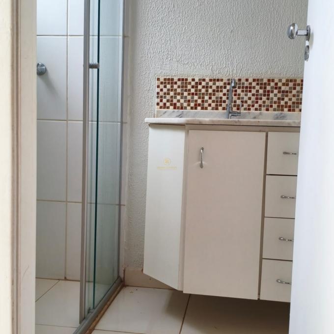 Casa à venda em condomínio fechado com 3 quartos e suíte